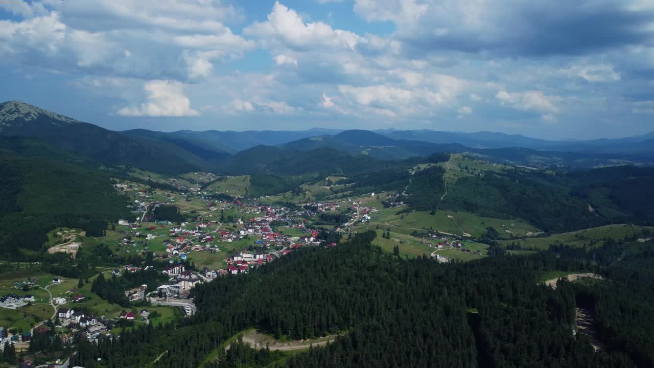 在布科维尔，乌克兰田园诗高层旅游景点的Arial视图视频素材