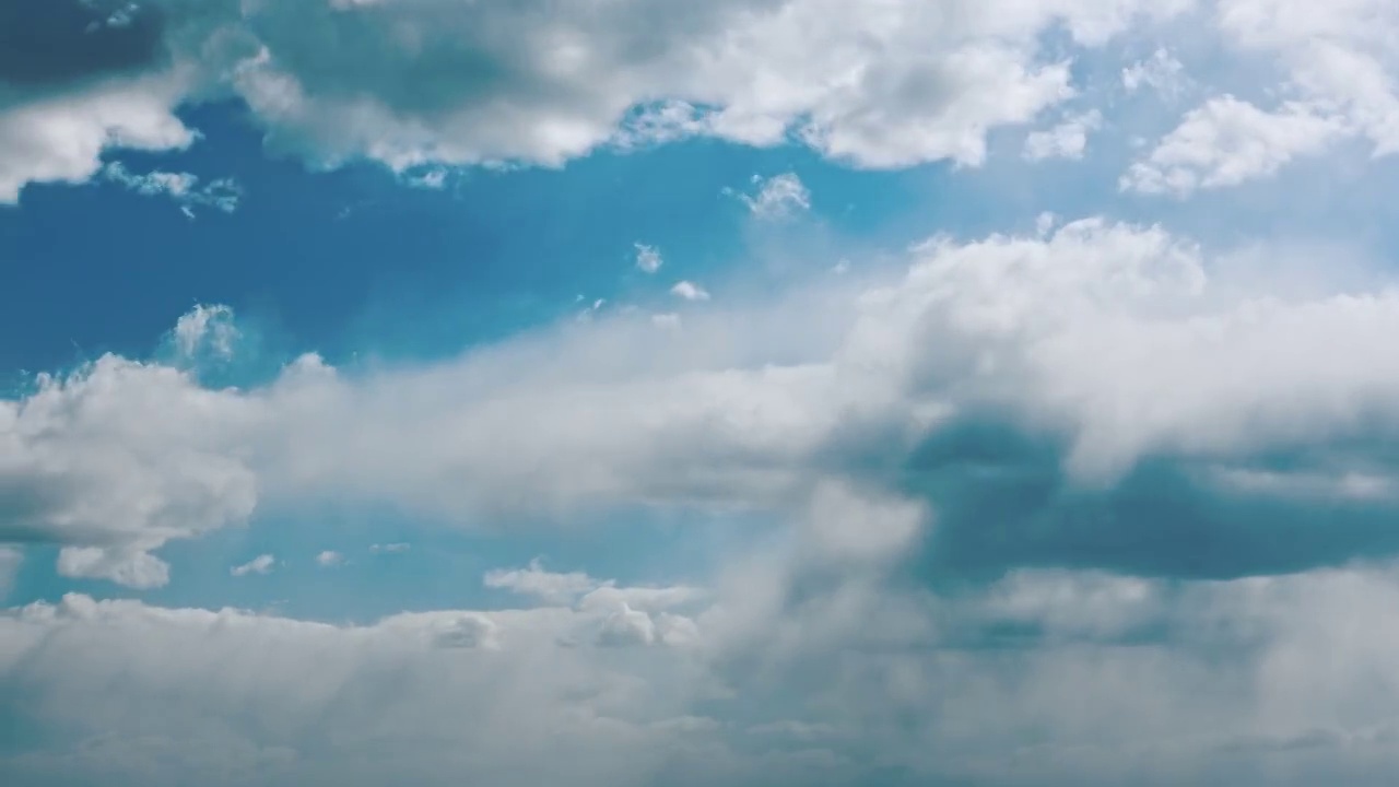 阳光透过多云多雨的天空和蓬松的雨云。天空的自然背景。天气预报的概念视频素材