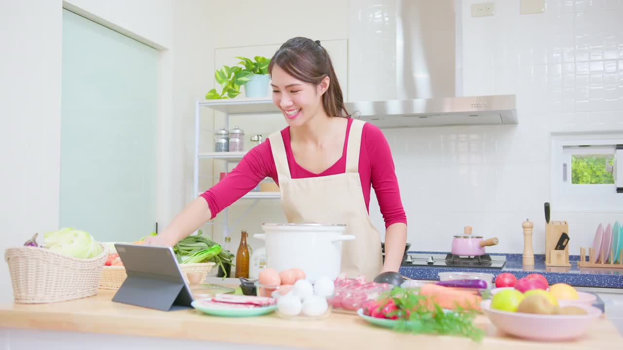 女子学习烹饪视频素材