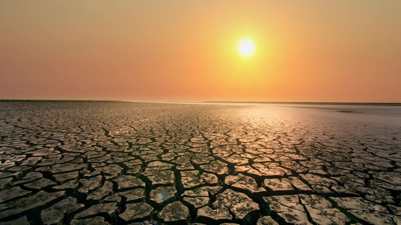 在炎热的太阳下开裂的干燥的土地视频素材