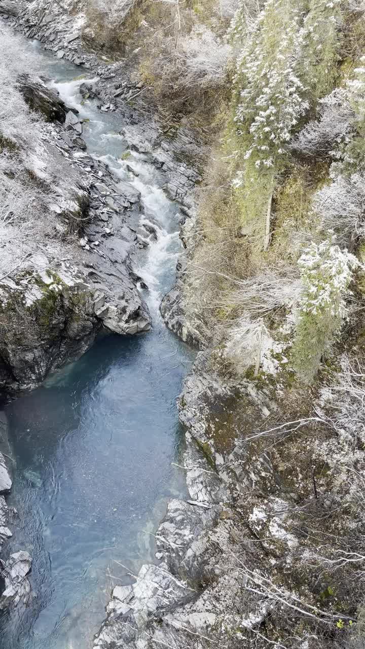 阿拉斯加瓦尔迪兹附近齐纳河湍急的瀑布视频素材