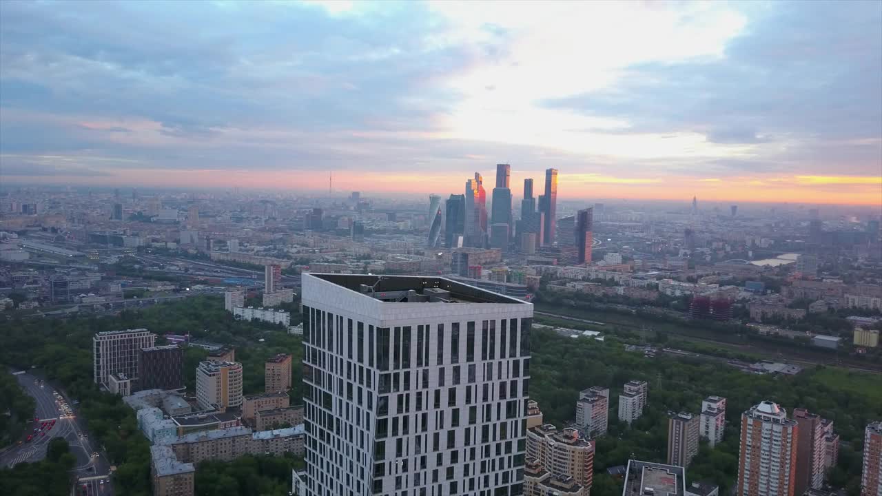 俄罗斯日落时间莫斯科城市现代街区空中全景4k视频素材