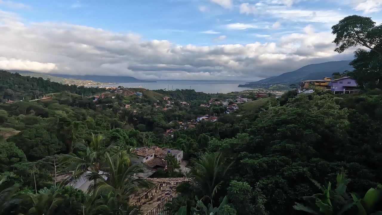 在阳光明媚的日子里从山顶上走过视频素材