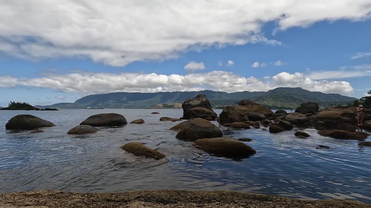 海洋附近岩层运动的时间间隔。视频素材