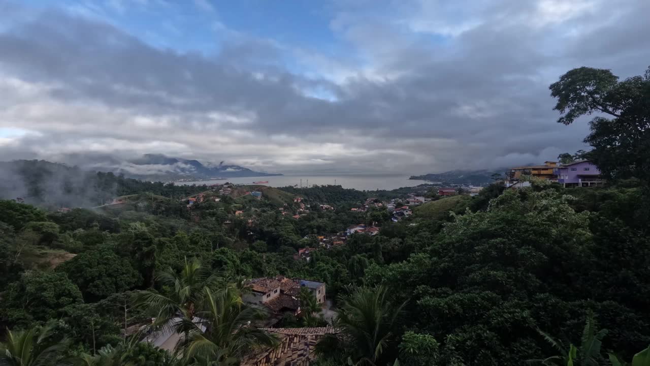 在海岸线附近一个美丽的山谷里，黎明的时间流逝视频素材