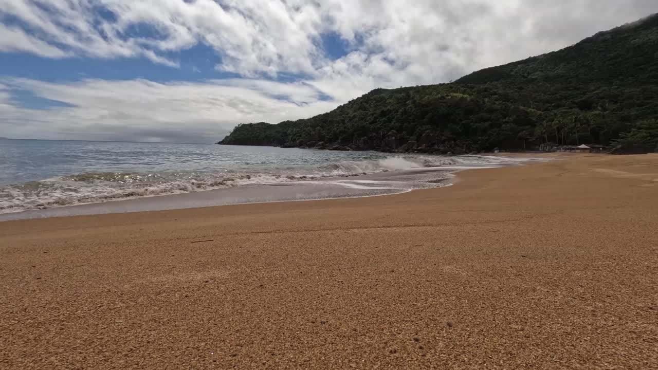 阳光明媚的日子，在美丽的海滩上流逝。视频素材