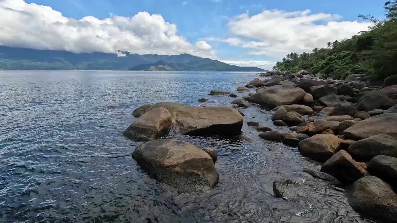 太平洋海岸斜坡上岩层的时间推移。视频素材