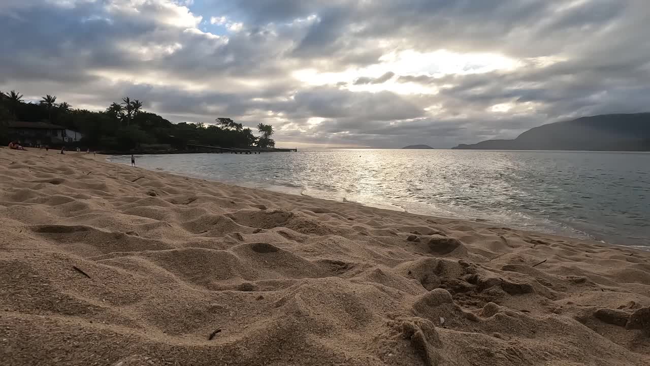 美丽的日落时间流逝，云创造了光的流动。视频素材