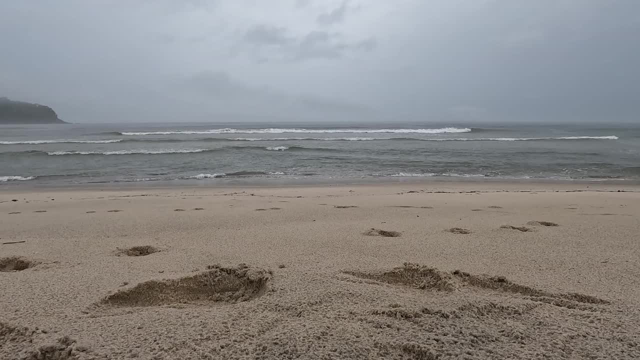 下雨的日子在São保罗州的海岸流逝。视频素材