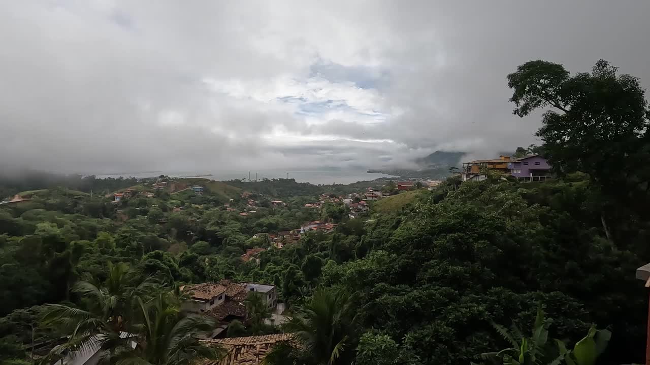 在有雾的雨天里，山上黎明的时间流逝视频素材