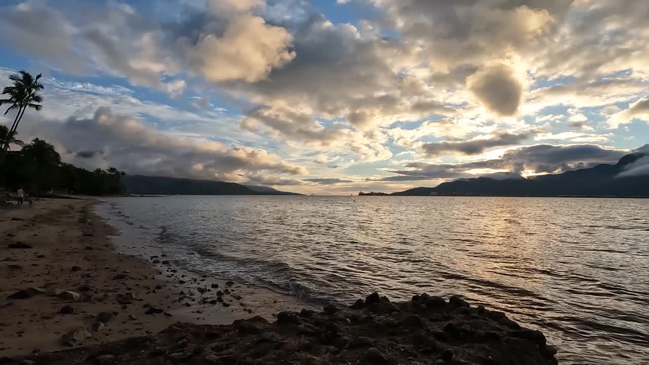 在美丽的海滩附近日落时的时光流逝。视频素材