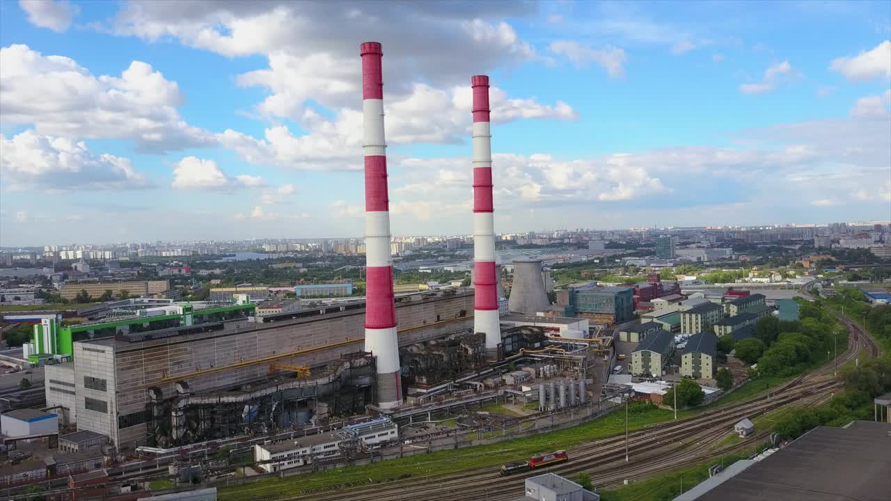 俄罗斯晴天莫斯科工业工厂管城市景观鸟瞰全景4k视频素材