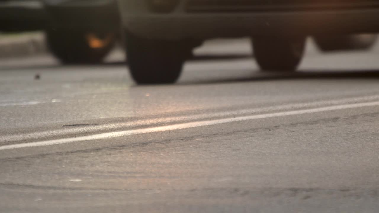 近车轮运动汽车高速公路交通道路沥青背景车辆通过。封闭汽车高速公路交通城市交通由公路轮。汽车在高速公路上运动，移动轮车道路视频素材