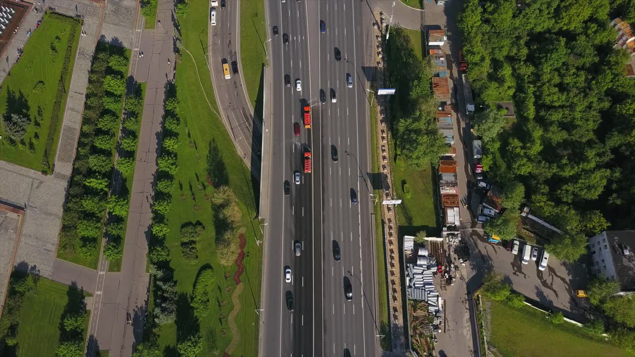 俄罗斯阳光明媚的莫斯科库图佐夫斯基前景交通街道空中全景4k视频素材