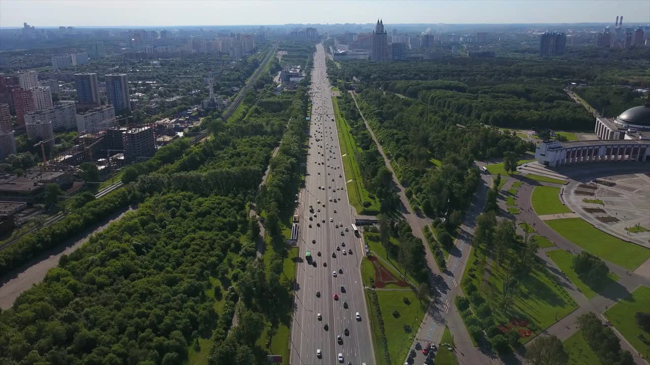 俄罗斯夏日现代莫斯科市著名的库图佐夫斯基交通大道空中全景4k视频素材