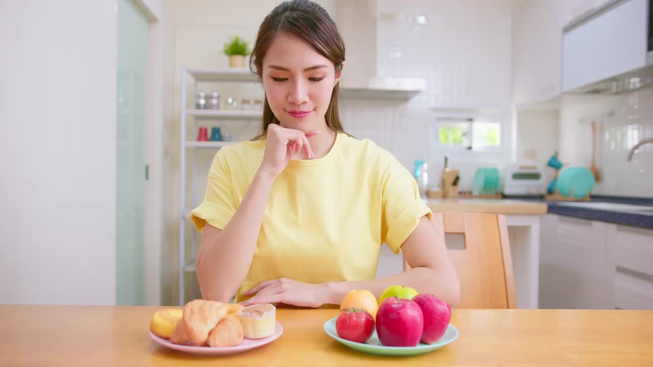 女人选择食物视频素材