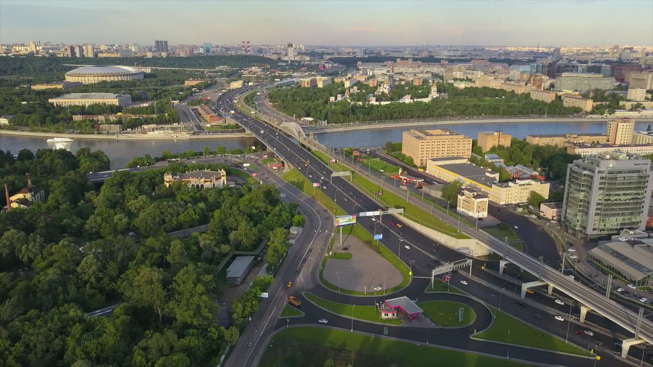 俄罗斯俄罗斯日落阳光莫斯科河交通路卢茨基体育场空中全景4k视频素材