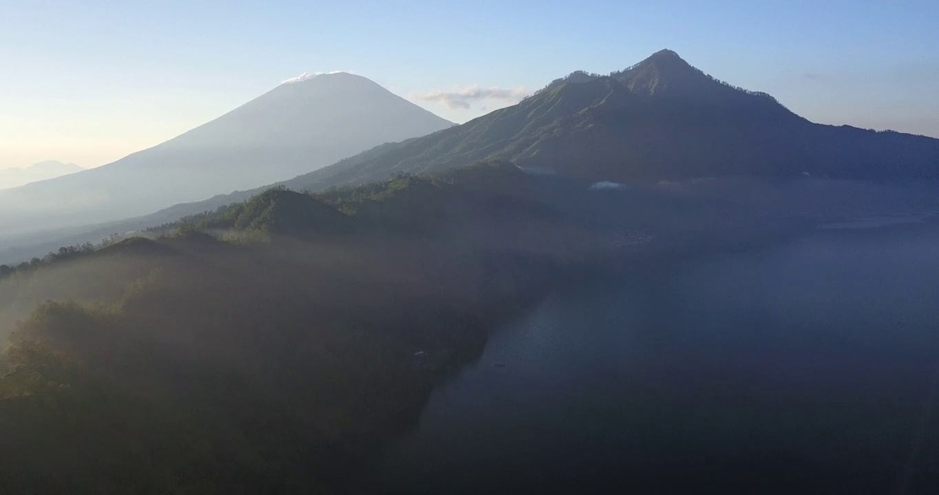 日出，山和海的景色/巴厘岛，印度尼西亚视频素材