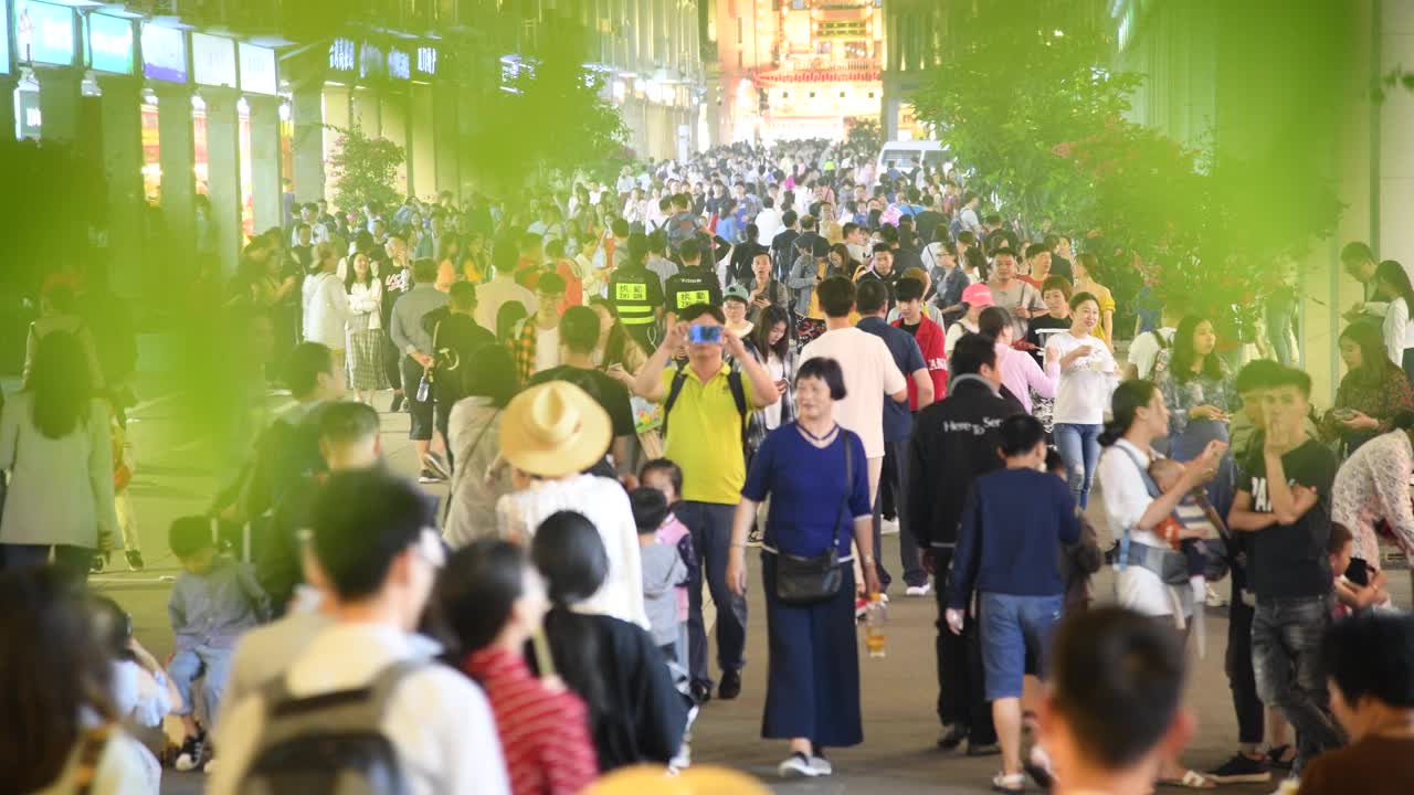 一群人在夜晚走在城市的街道上视频素材