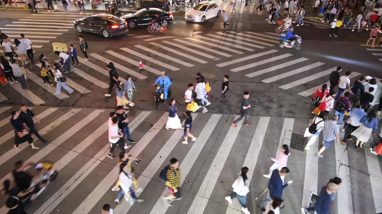 晚上人行横道上的人群视频素材