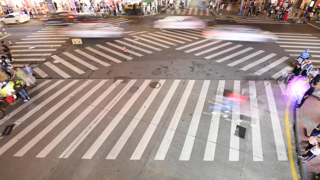 夜间行人行在人行横道上的时间流逝视频素材