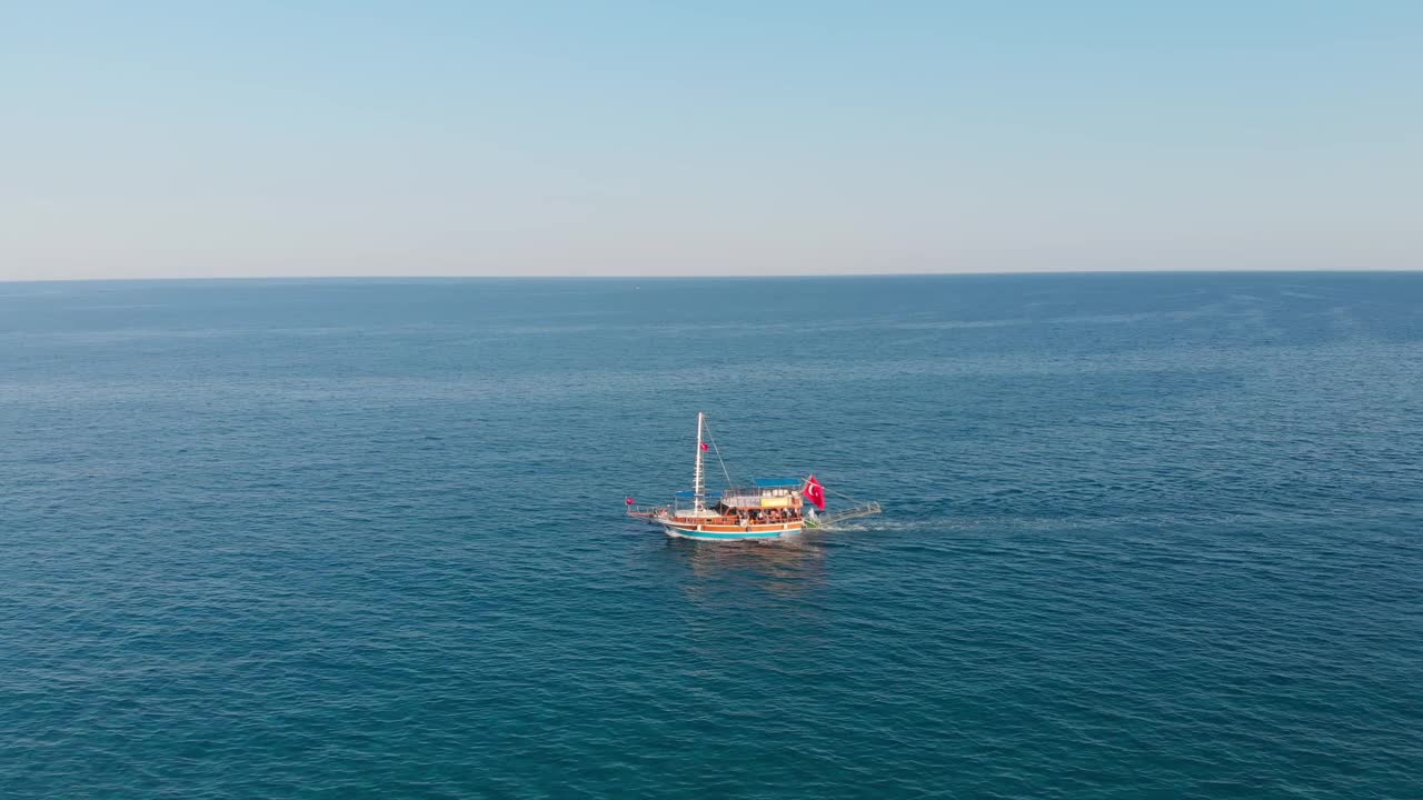 土耳其地中海西拉里海滩附近的一艘旅游游轮视频素材