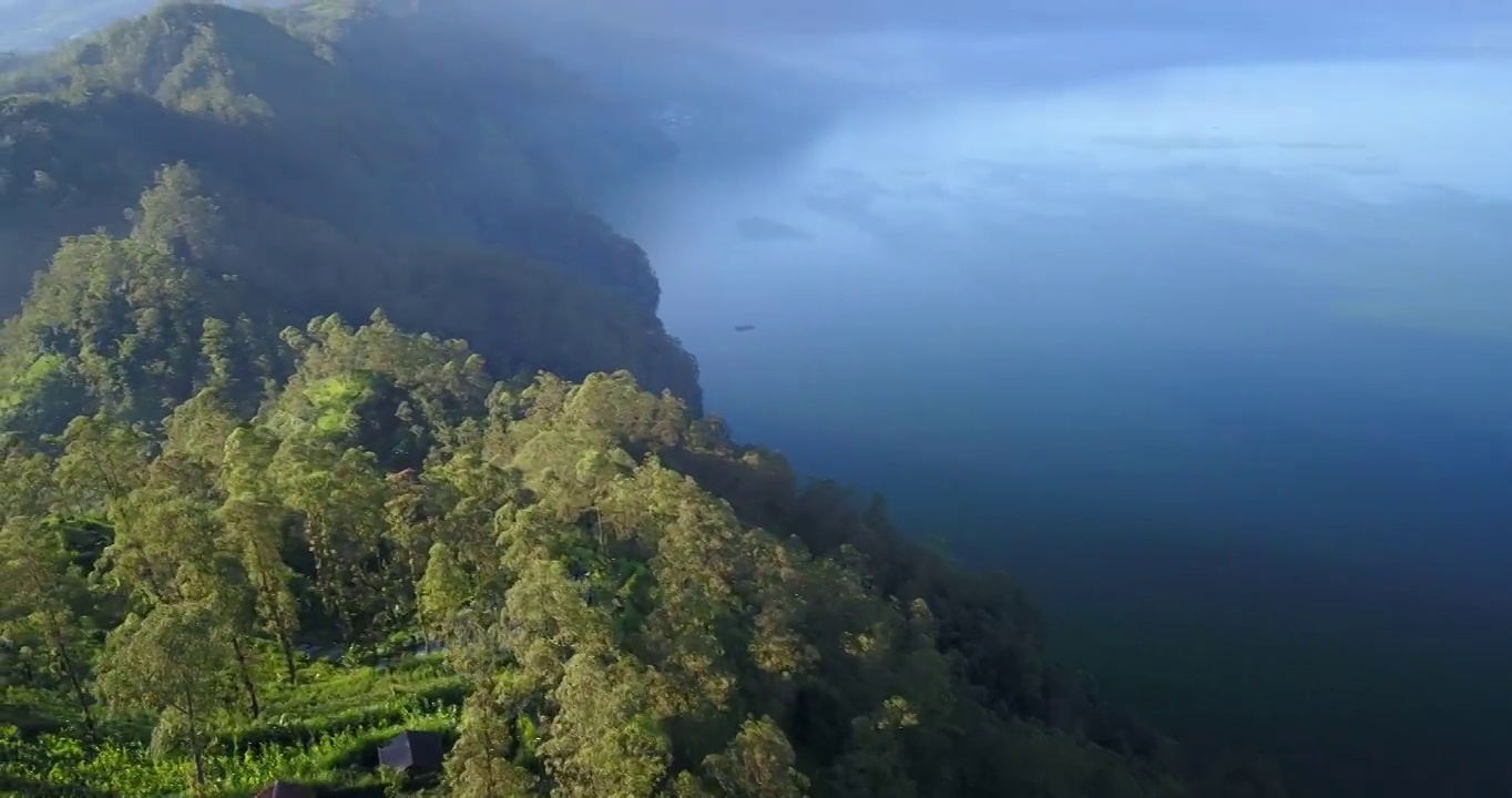 日出，山和海的景色/巴厘岛，印度尼西亚视频素材