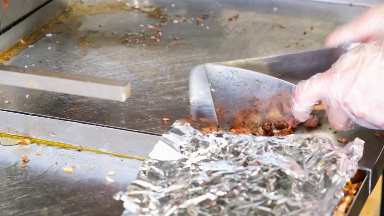 为沙瓦玛切肉的男人。吃沙瓦玛烹饪过程。街头食品视频素材