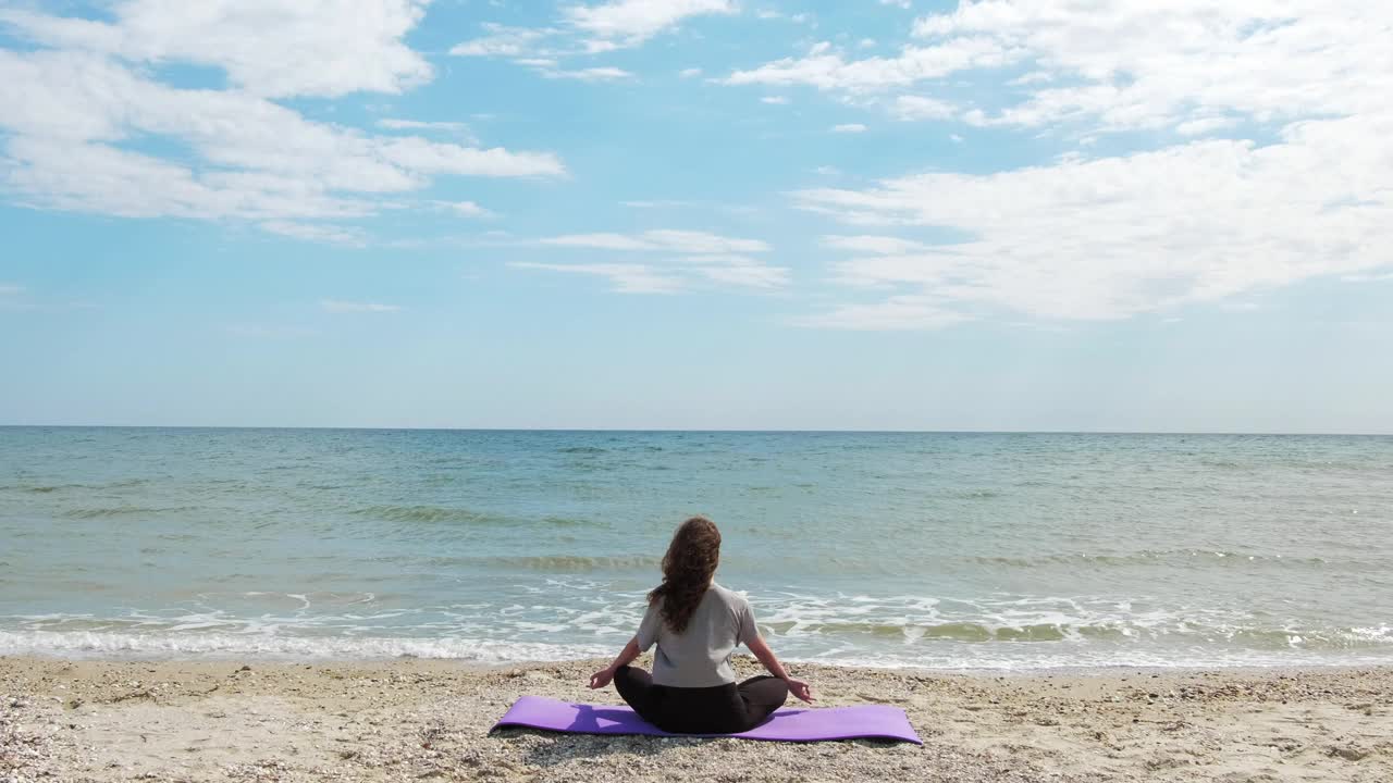 海洋冥想自然和谐女人瑜伽海洋天空视频素材