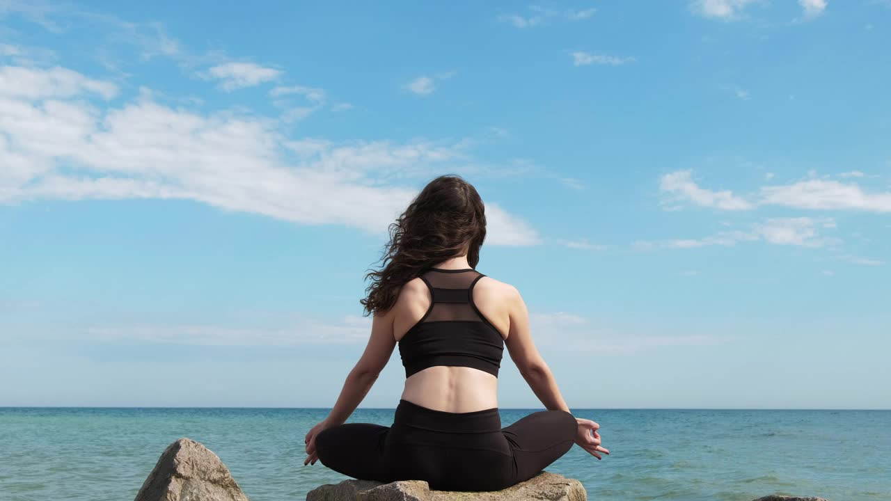 海洋冥想自然瑜伽女人海滩海浪天空视频素材