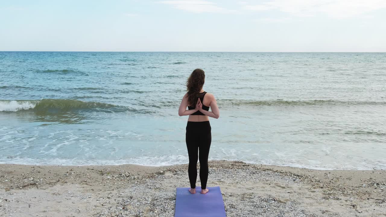 沙滩瑜伽户外冥想女人海浪视频素材