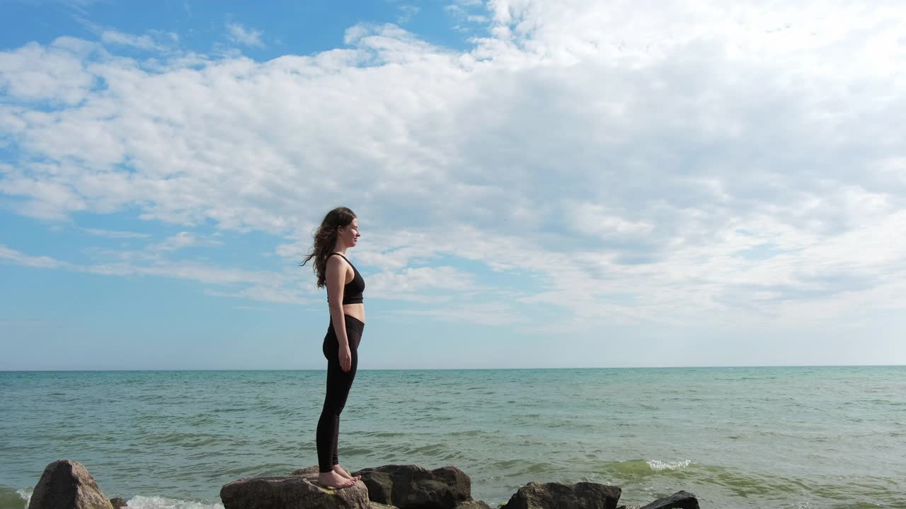 瑜伽户外和谐平衡女人海洋天空视频素材