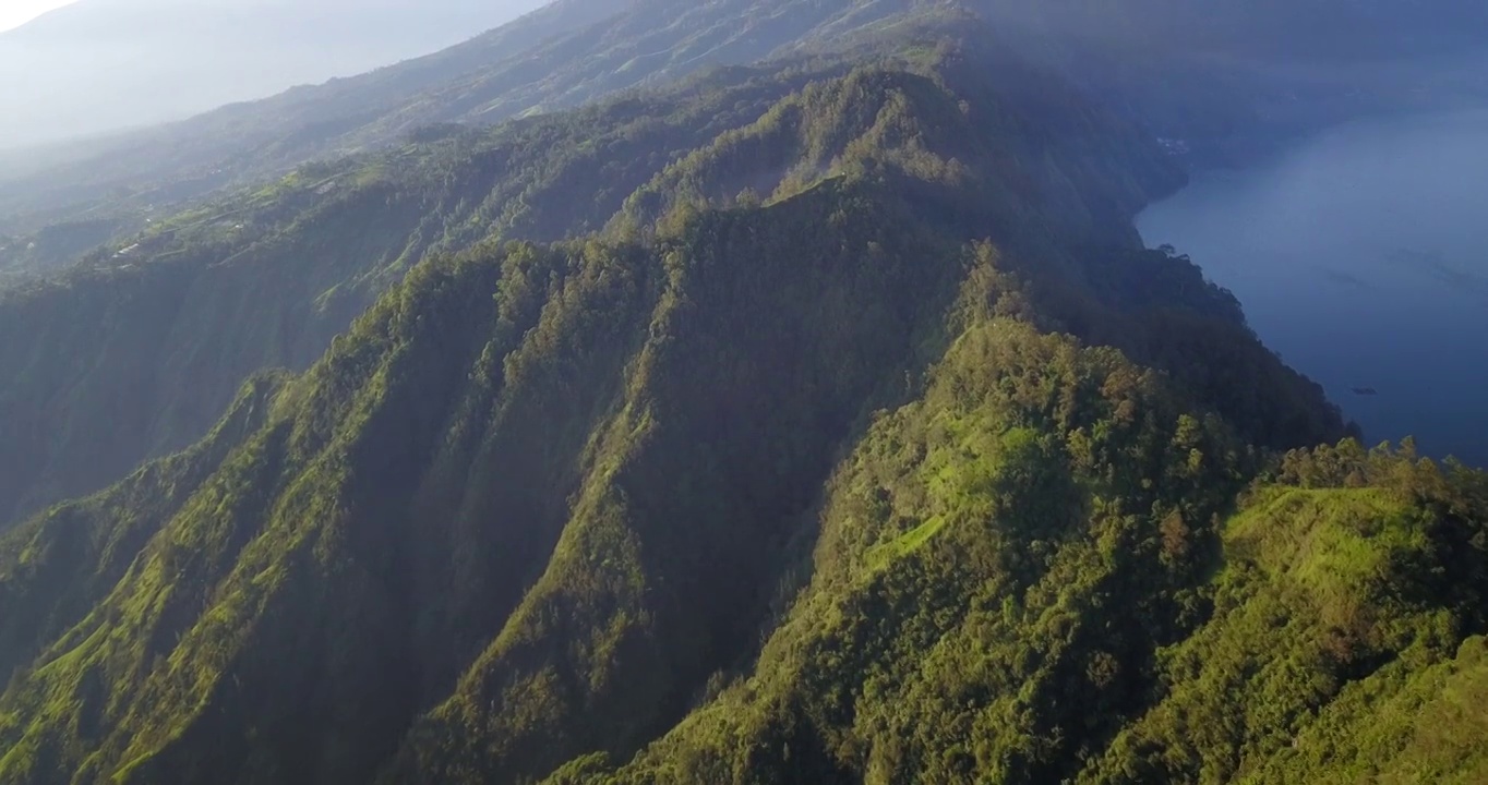 日出，山和海的景色/巴厘岛，印度尼西亚视频素材