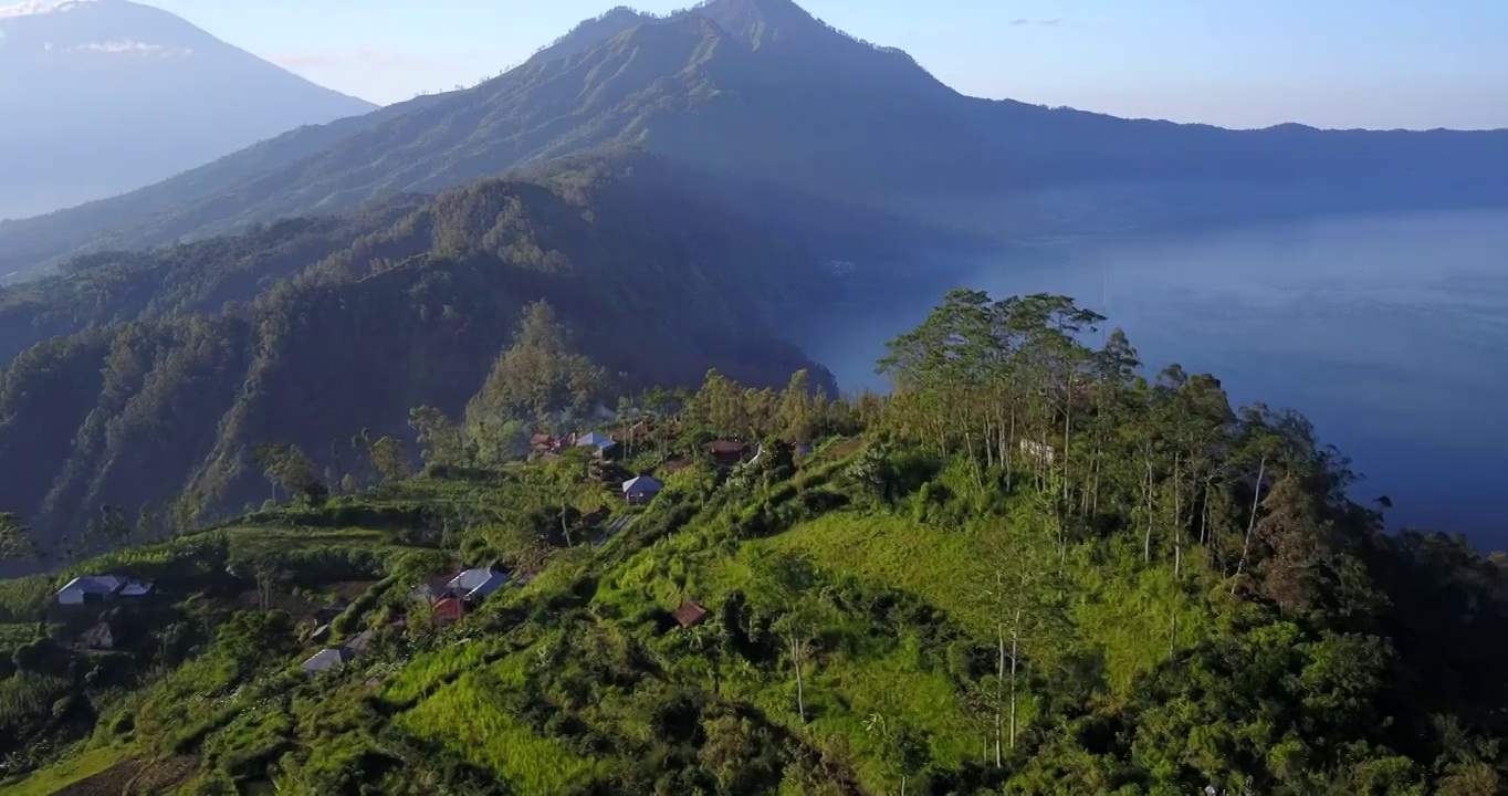 日出，山和海的景色/巴厘岛，印度尼西亚视频素材