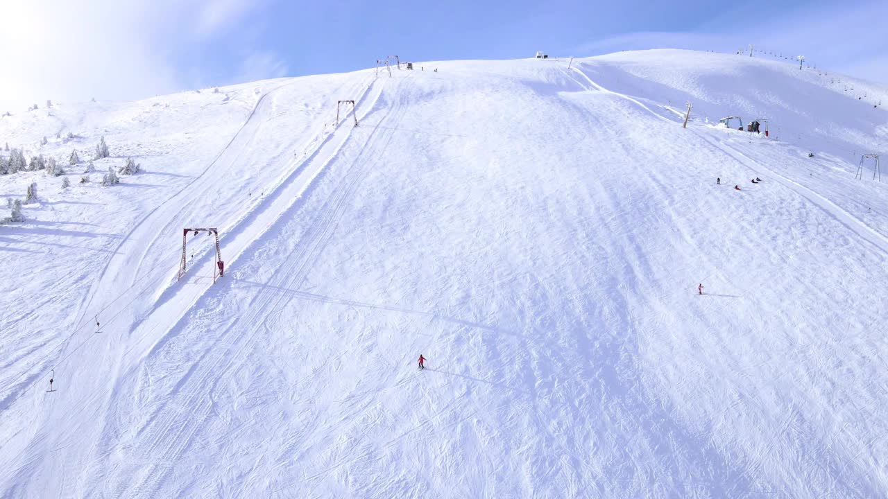 俯瞰滑雪板滑雪胜地视频素材