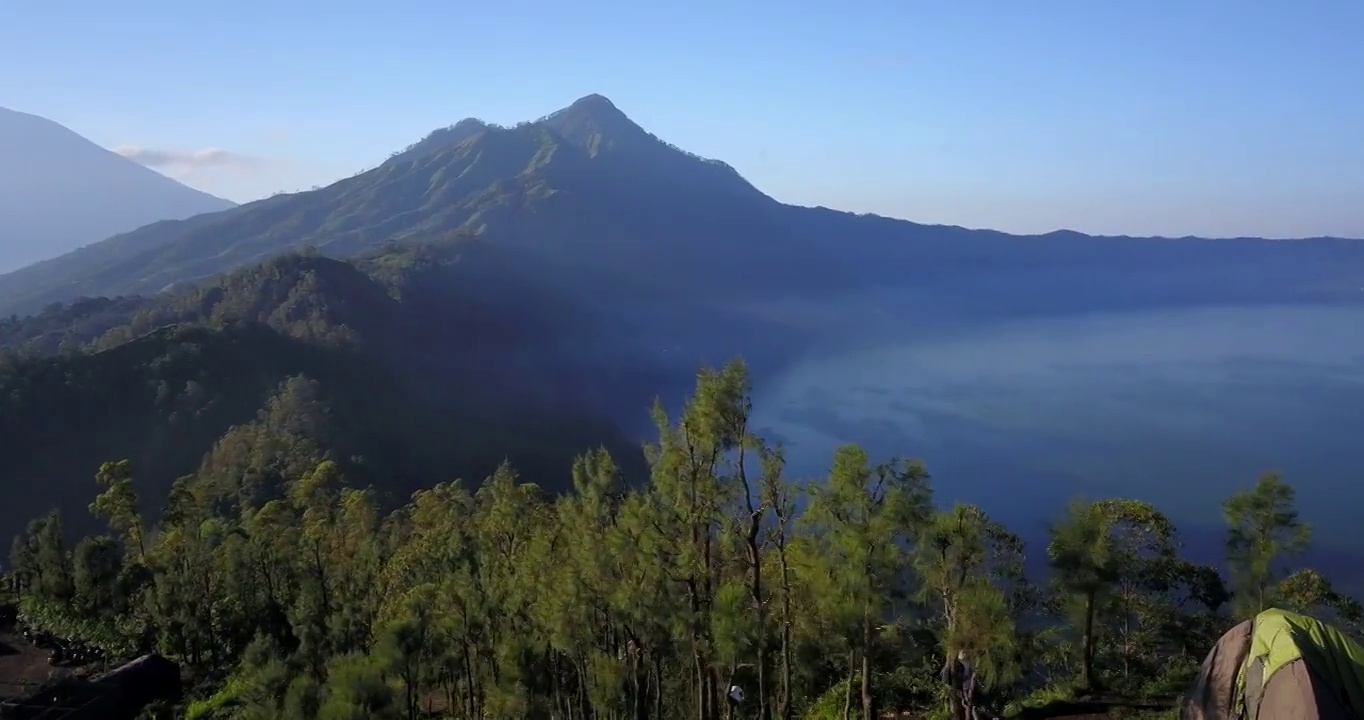 山和海的风景/巴厘岛，印度尼西亚视频素材