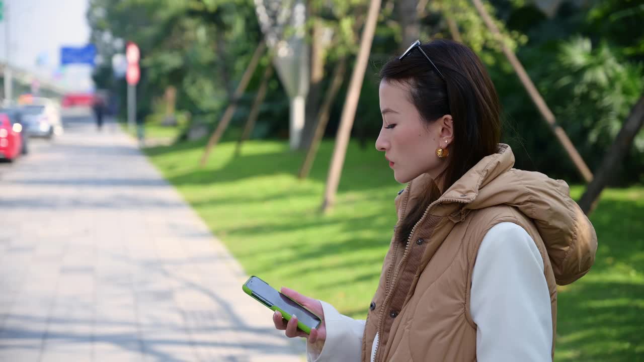 漂亮的中国亚洲年轻女子的肖像在街上有手机通话保持在耳边。愤怒的误解情绪从叫坏消息的嘴巴开了，骗子的叫骂视频下载