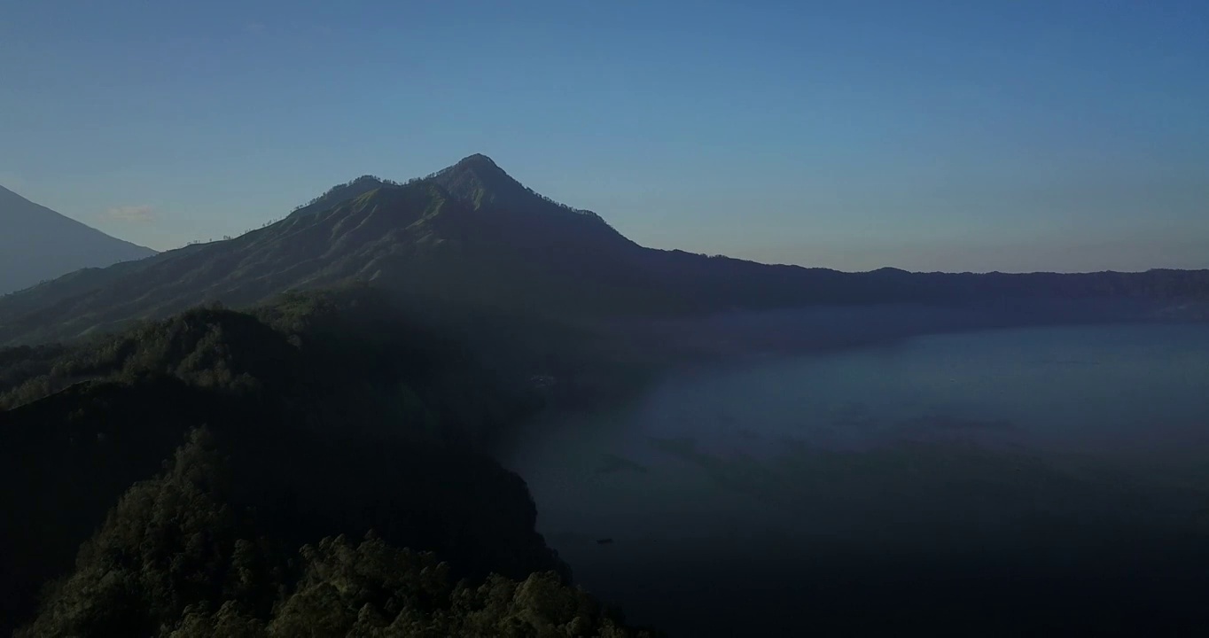 日出，山和海的景色/巴厘岛，印度尼西亚视频素材