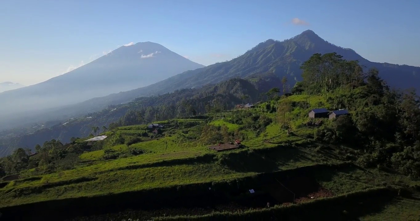 山和海的风景/巴厘岛，印度尼西亚视频素材