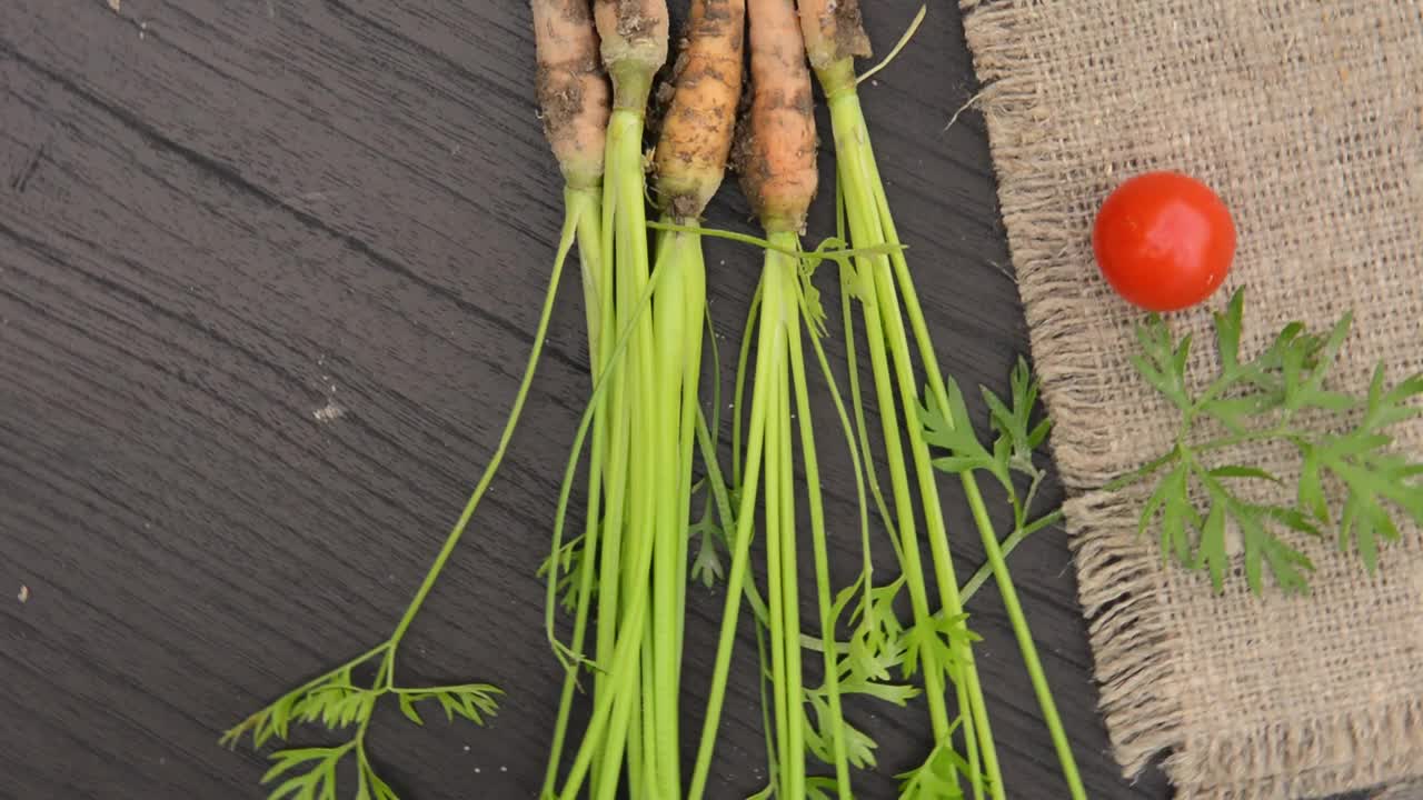 新鲜蔬菜从蔬菜园胡萝卜叶番茄旋转摄像机视频素材