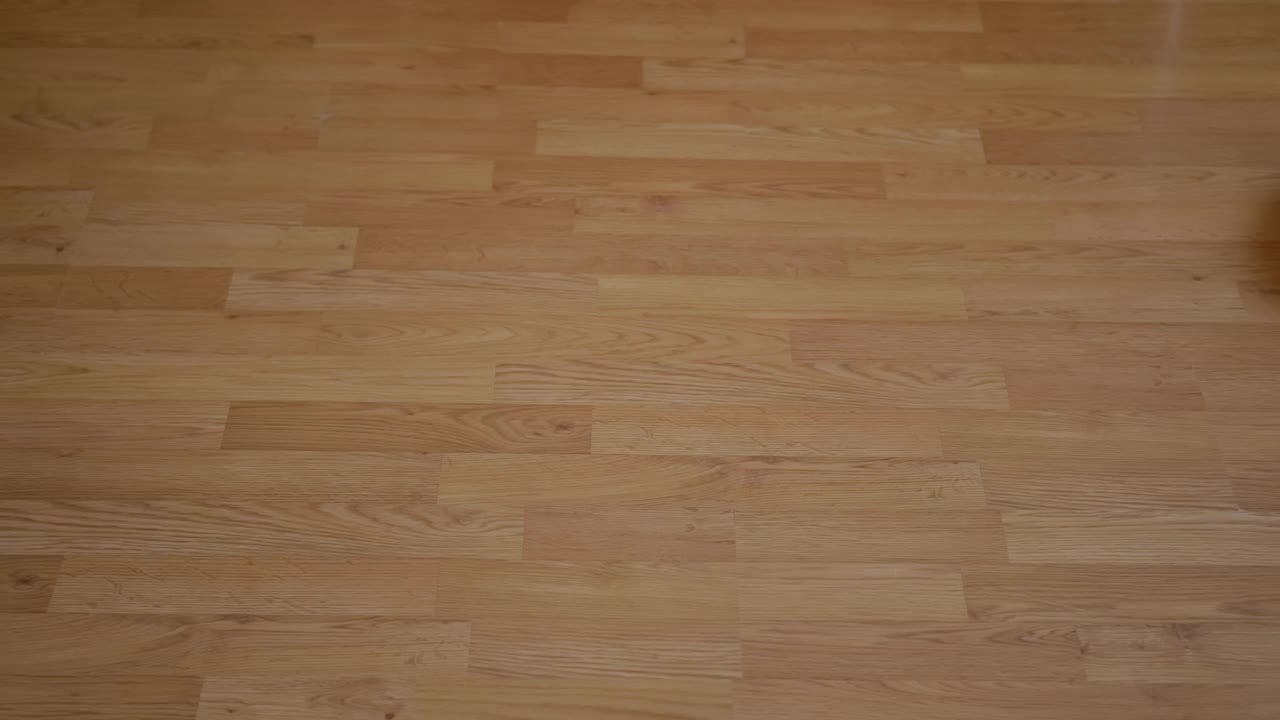 顶视图。智能吸尘器机器人在客厅的木地板上运行视频素材