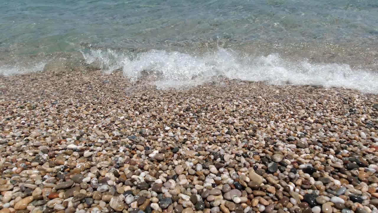 海滩上的破浪视频素材