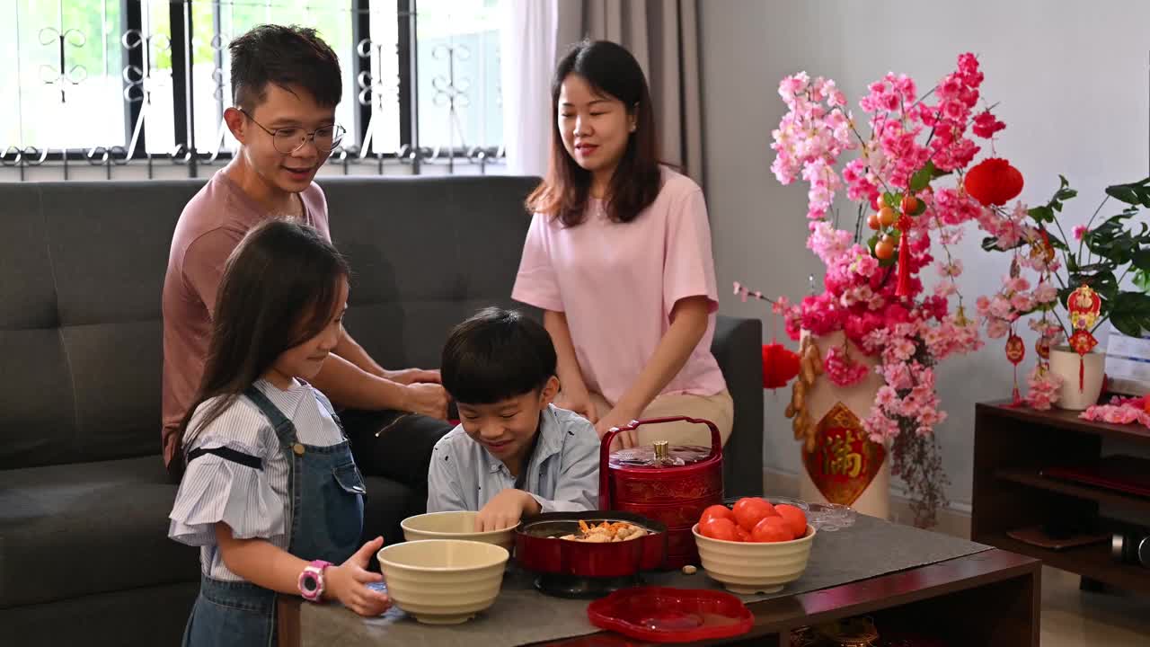 快乐的中国家庭在家里庆祝中国新年视频素材