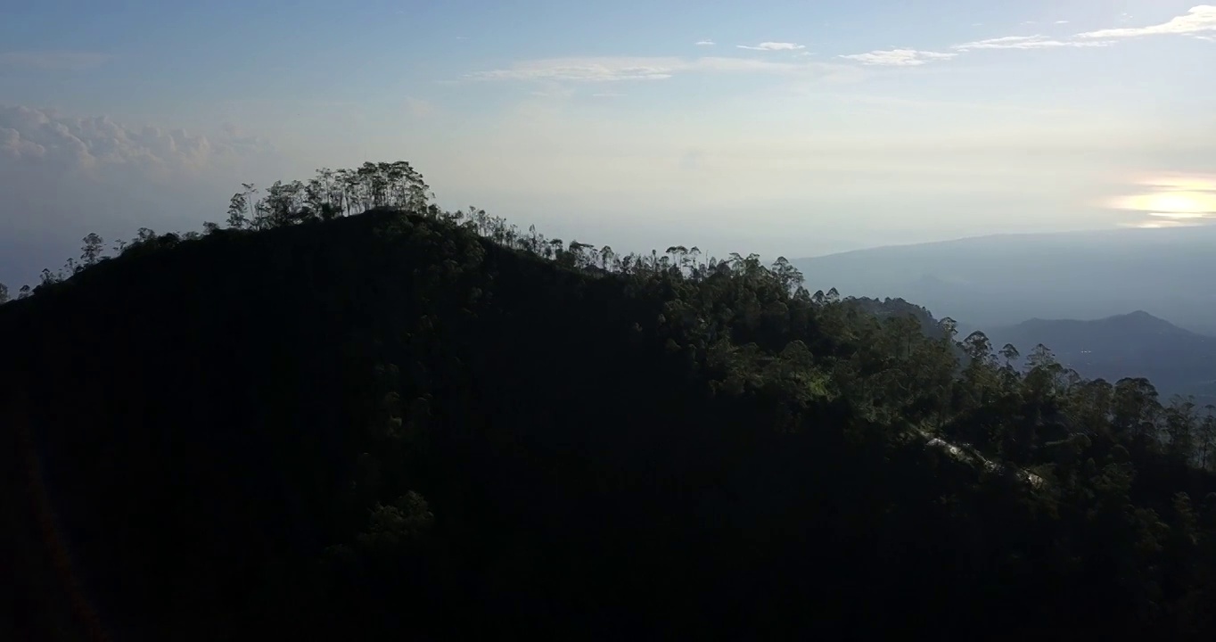 日出，山和海的景色/巴厘岛，印度尼西亚视频素材