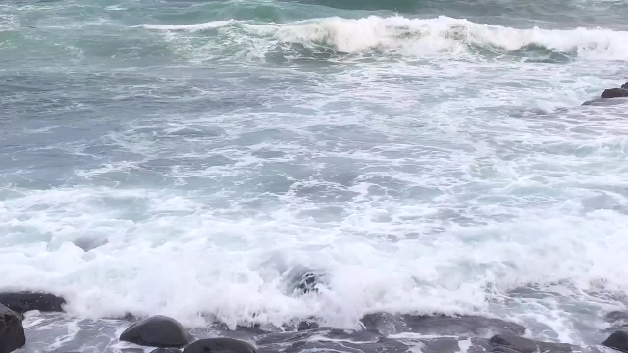 暴风雨冲击岩石海岸视频素材