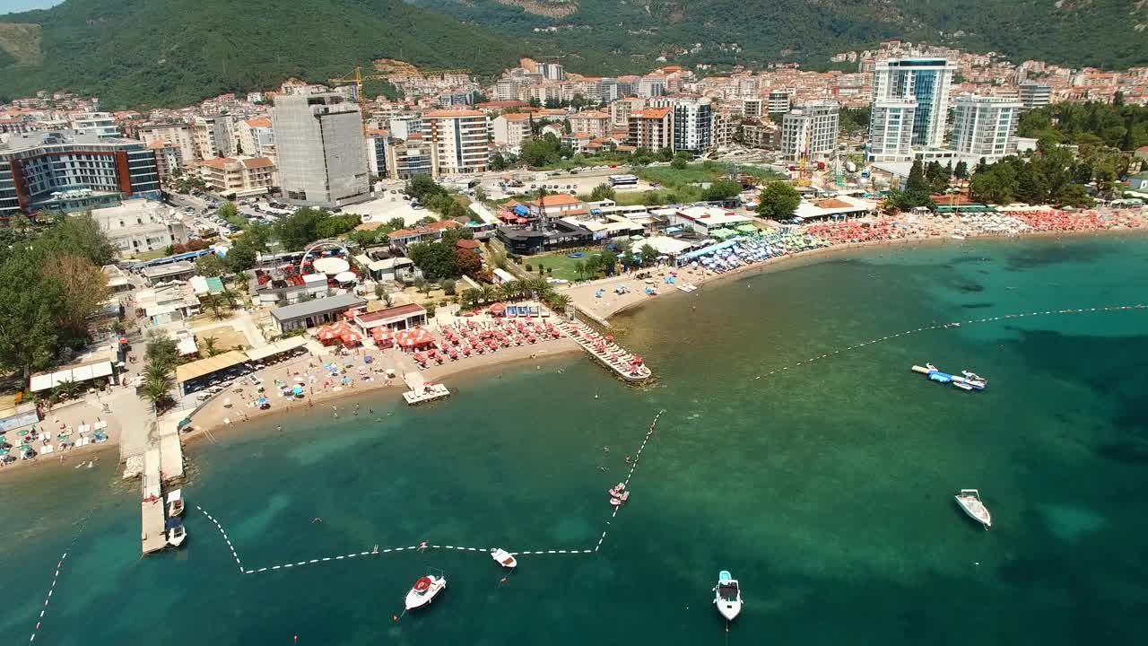 布德瓦海滩和码头的景色。黑山共和国视频素材