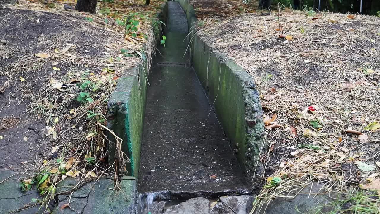 一场泥泞的大雨过后，泥泞的水淹没了公园里的道路，道路上有很多污水，小巷里的街道被大量的水淹没，下水道问题视频素材