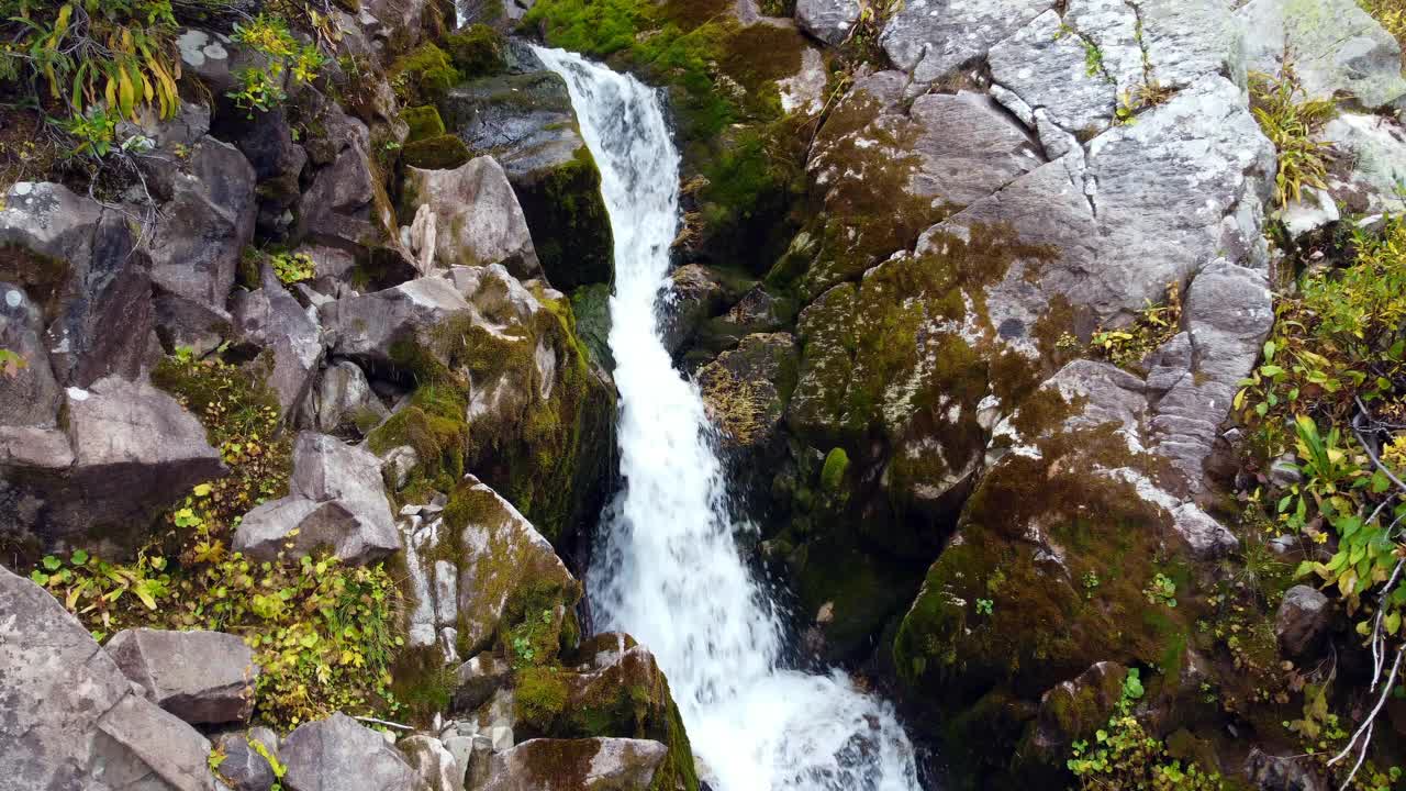 湖泊，瀑布和徒步旅行视频素材