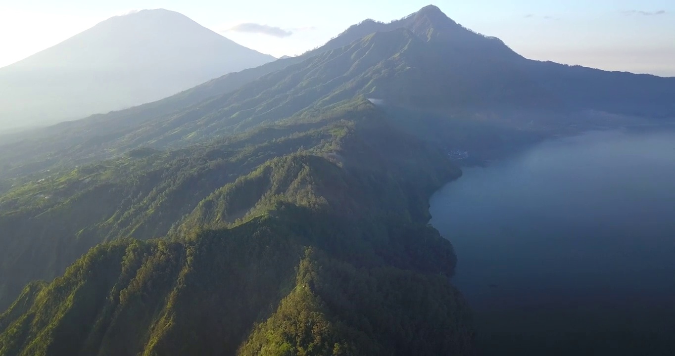 日出，山和海的景色/巴厘岛，印度尼西亚视频素材