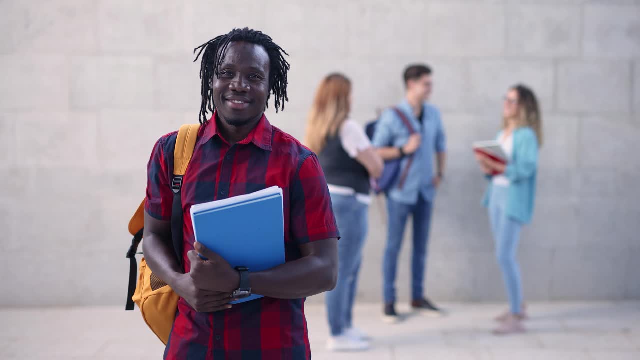 英俊微笑的男大学生视频素材